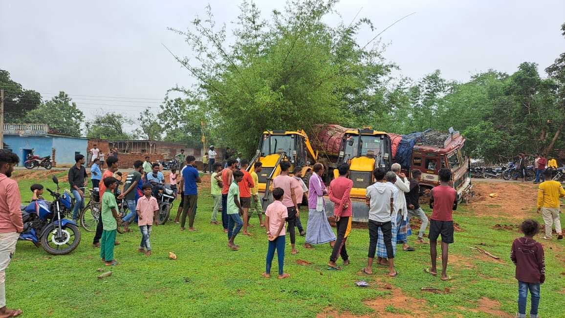 सड़क से नीचे उतरा बेकाबू ट्रक, बाल-बाल बचे चालक