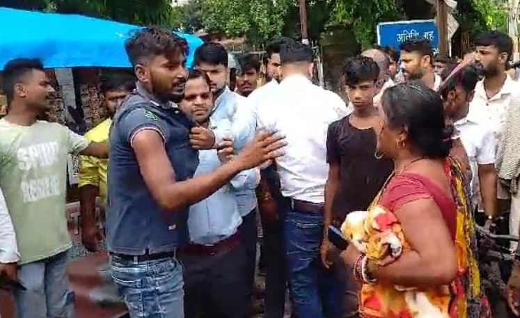 मोबाइल छीनकर भाग रहा बदमाश धराया, जमकर हुई पिटाई