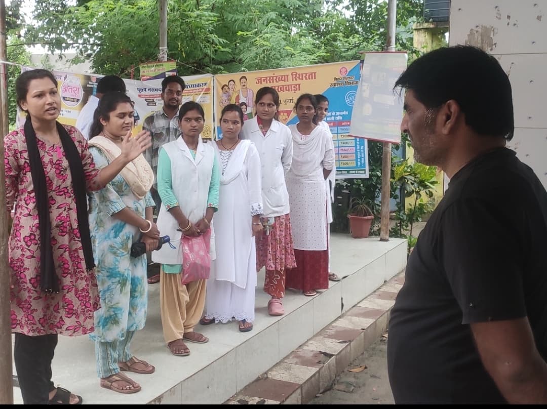 संविदा पर बहाल एएनएम की हड़ताल जारी