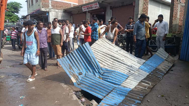 तीन दिनों तक चले अतिक्रमण हटाओ अभियान के अंतिम दिन मुख्य बाजार कसेरापट्टी से तेघरिया तक चला बुल्डोजर