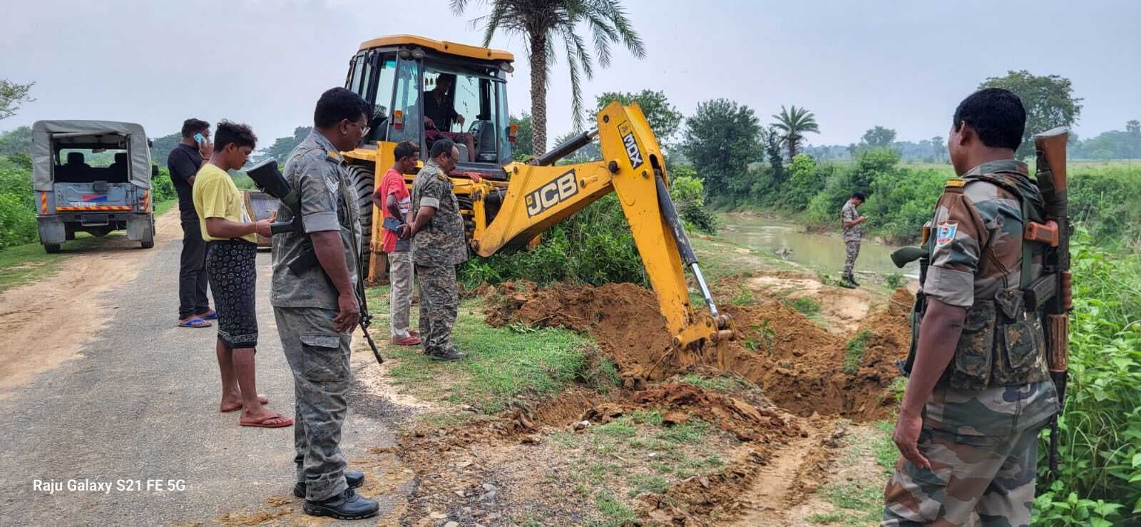 ट्रेंच कटिंग कर बंद किया बालू घाट जाने का रास्ता