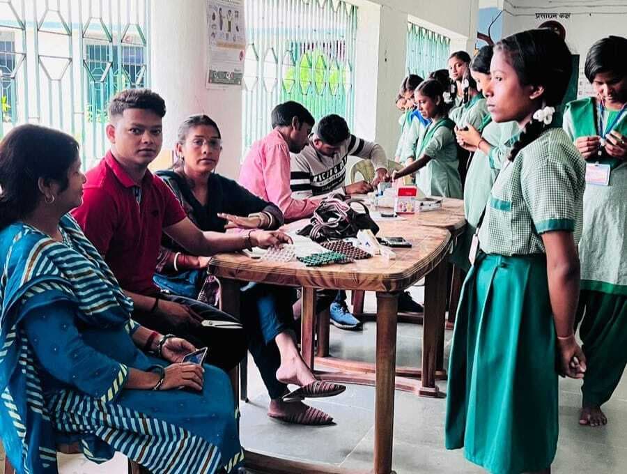 कस्तूरबा विद्यालय के छात्राओं की हुई स्वास्थ्य जांच