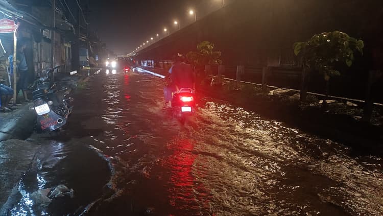 लगातार हो रही बारिश ने बिगाड़ी शहर की सूरत, कई जगह जलजमाव से लोग परेशान