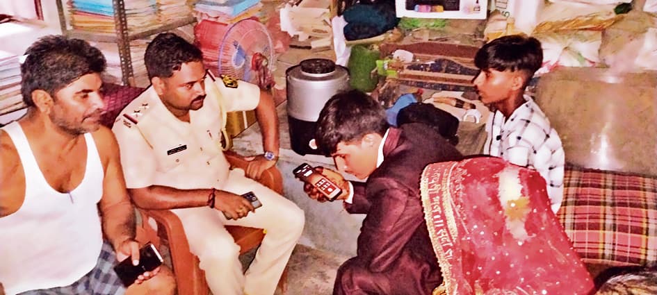 दूल्हा-दुल्हन की कार पर फायरिंग, अगली सीट पर बैठा किशोर जख्मी