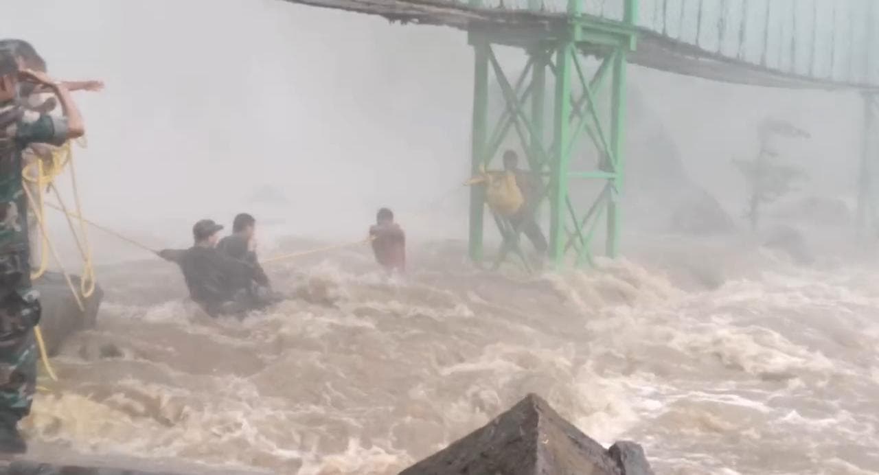 मां तुतला भवानी धाम के जलप्रपात में आयी बाढ़, फंसे कई लोग