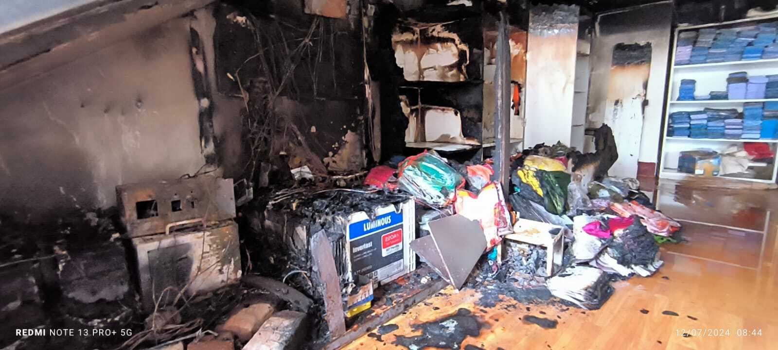 कपड़ा व्यवसायी की दुकान में लगी आग, घटना के कारणों की पुलिस कर रही जांच