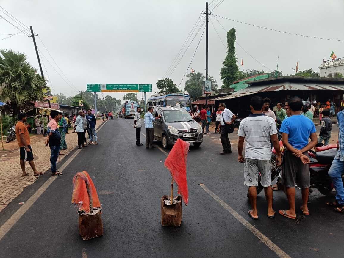 सड़क पर मोबिल गिरने से घंटों यातायात रहा प्रभावित