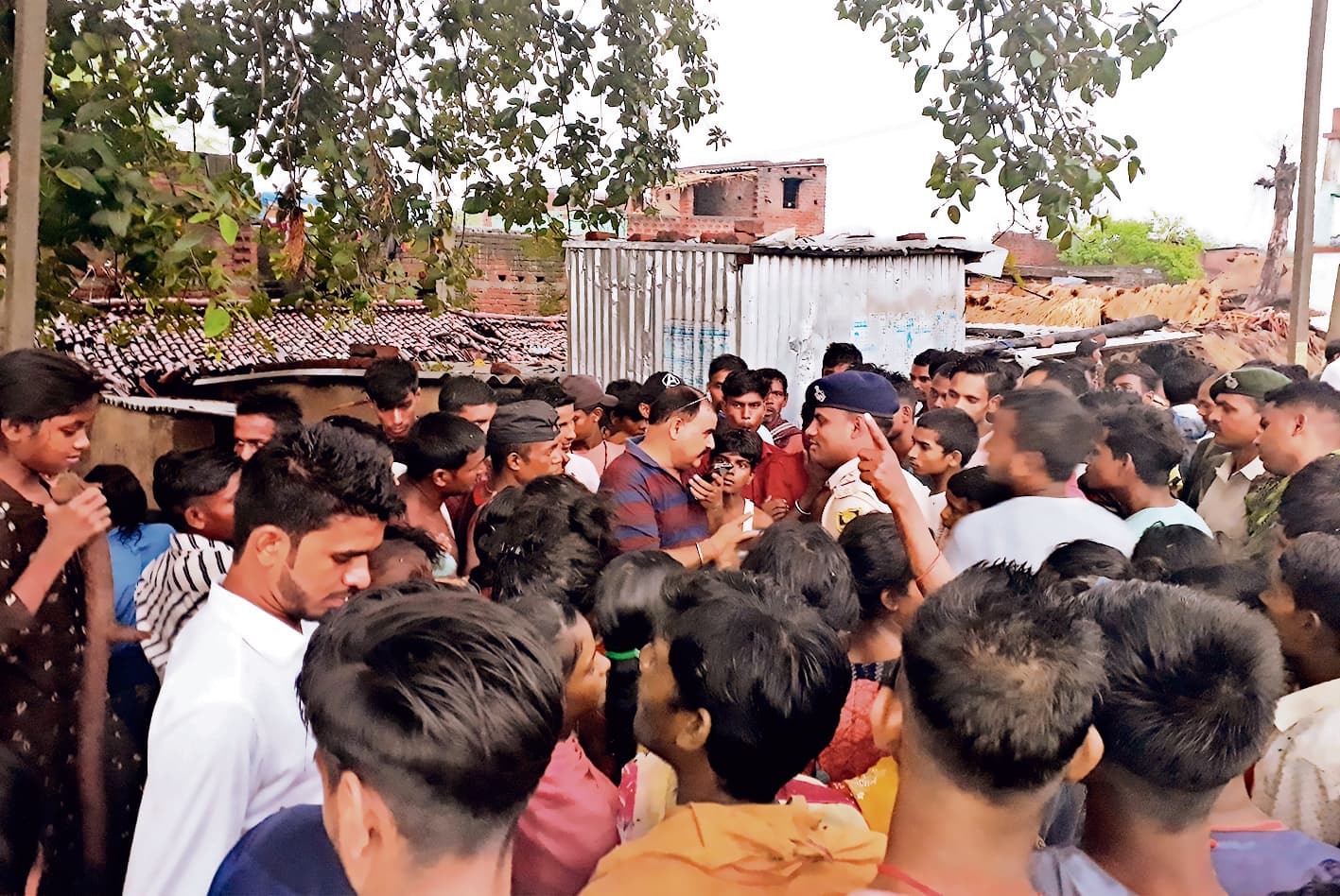 नाली की समस्या को लेकर परैया खुर्द दलित टोले के लोगों ने किया सड़क जाम