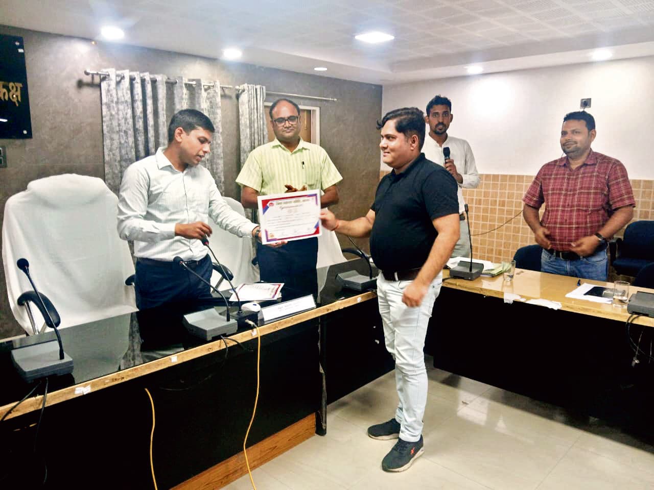 स्वास्थ्य अधिकारी व कर्मी करें बेहतर प्रदर्शन, इससे देश में अव्वल आयेगा जिला : डीएम