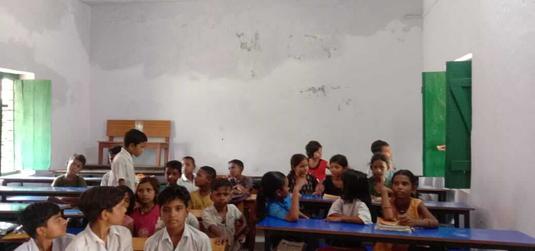 किताबों पर टपकता है पानी, बेहतर शिक्षा उपलब्ध कराने के सभी वादे हुए फेल