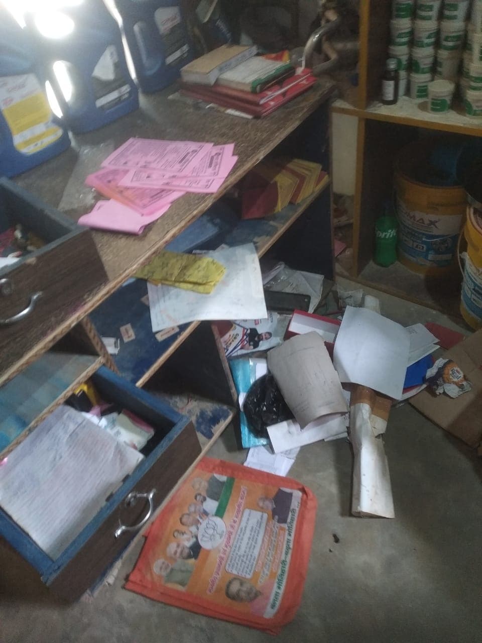 स्पेयर्स पार्ट्स दुकान का छत तोड़ दो लाख की चोरी