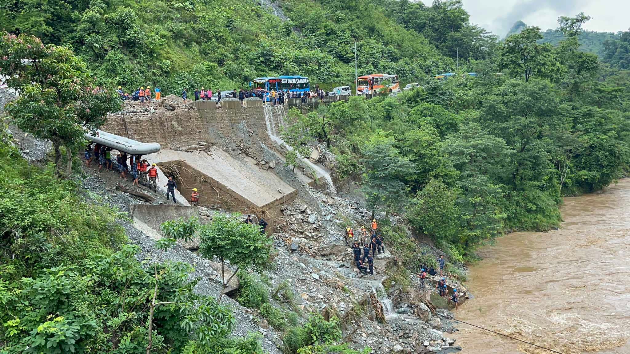 दो डीलक्स बसें यात्रियों समेत त्रिशूली नदी समायीं