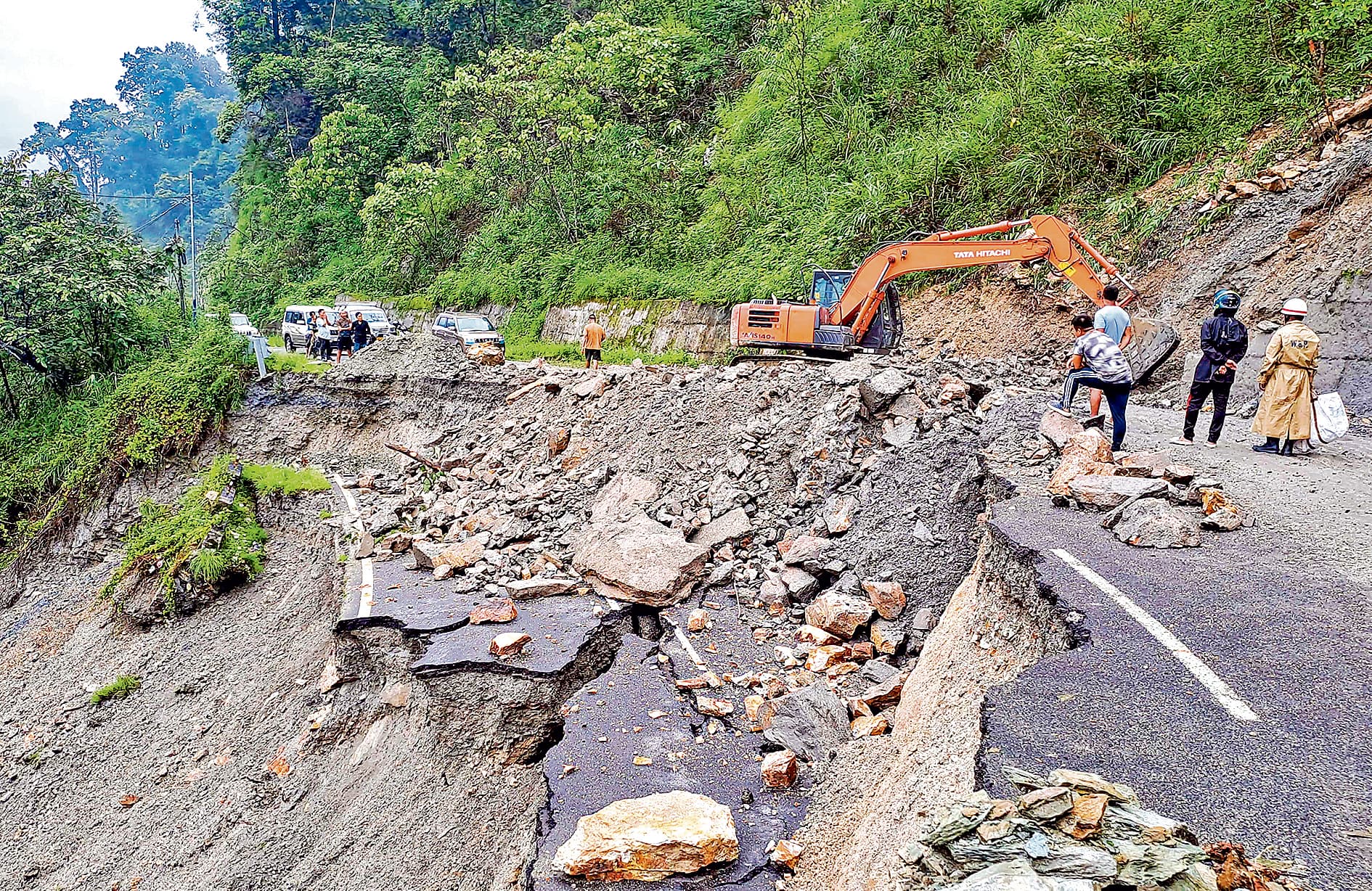 राष्ट्रीय राजमार्ग में धंसान से यातायात प्रभावित, मरम्मत कार्य शुरू