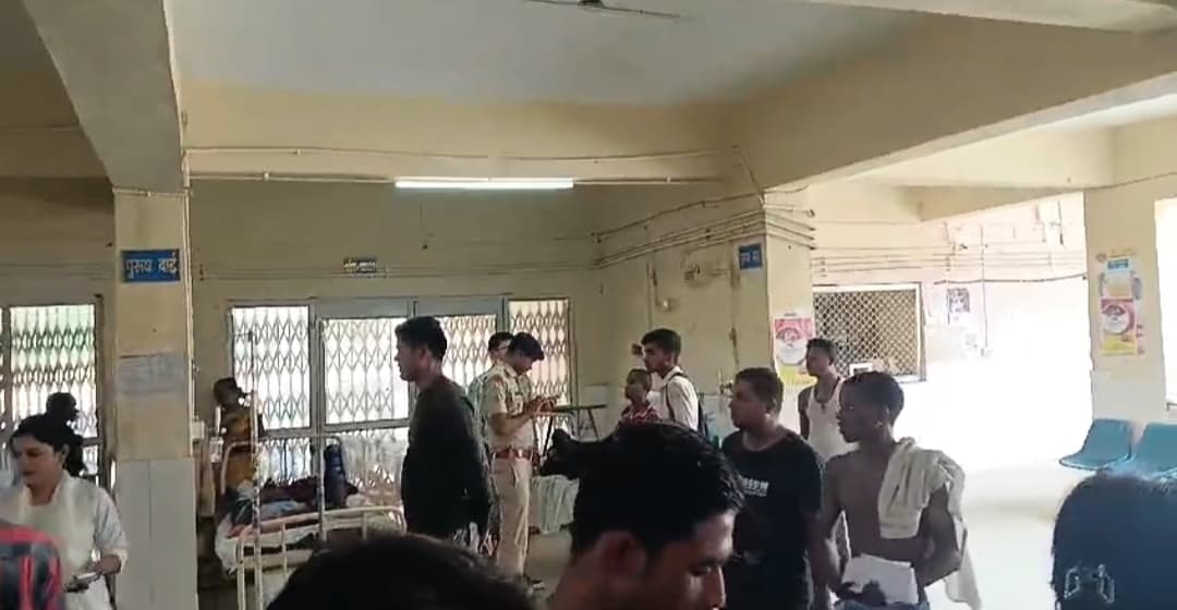 सवारी गाड़ी पलटने से शादी समारोह में जा रहे 15 लोग जख्मी, सात रेफर