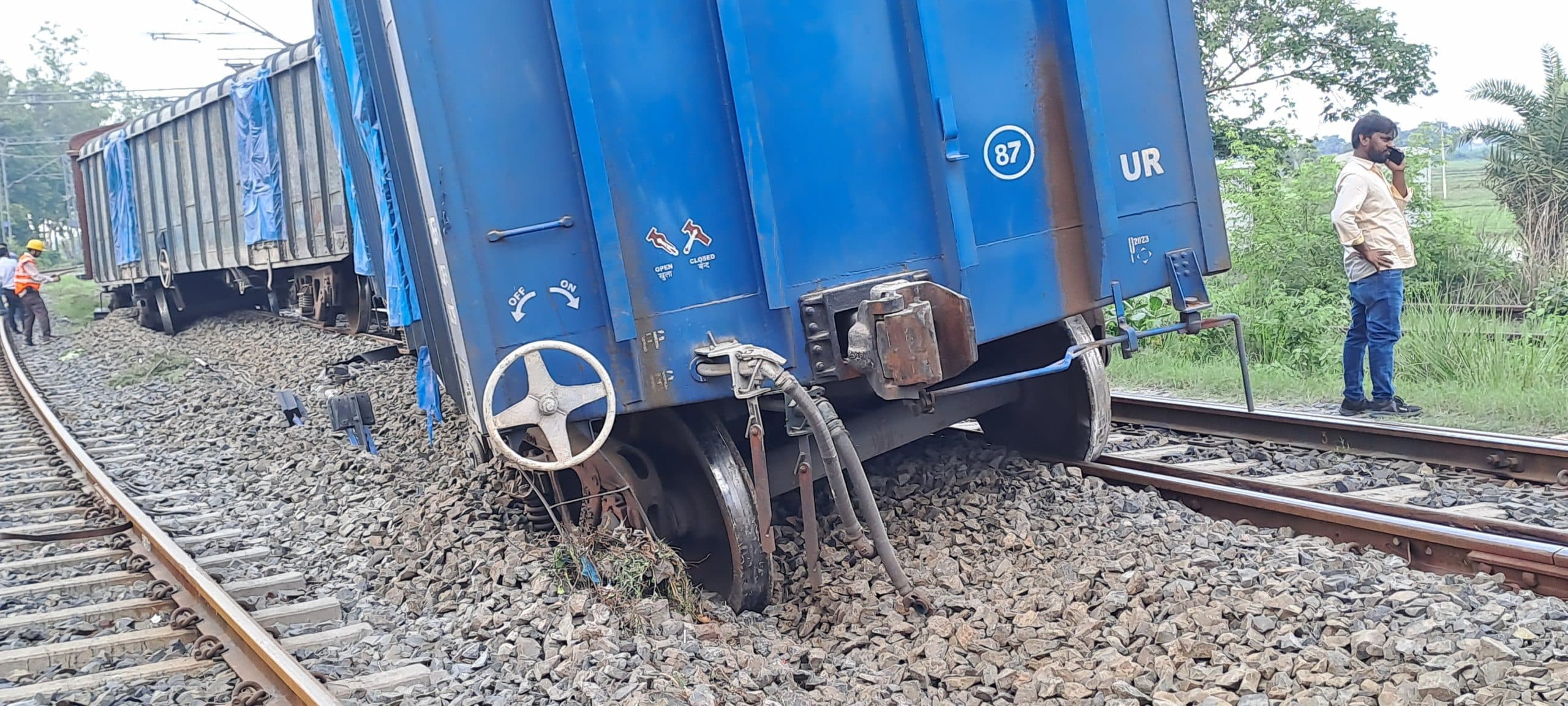 दनियावां स्टेशन के पास मालगाड़ी के छह डिब्बे हुए बेपटरी, पांच ट्रेनें रद्द