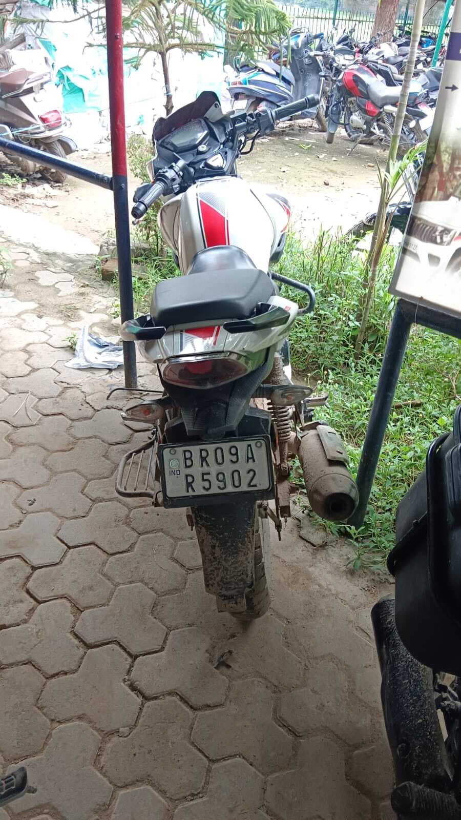 Patna : बाकरगंज में ज्वेलर्स से लूटपाट करने चोरी की बाइक से पहुंचे थे अपराधी, फुटेज में हुए कैद