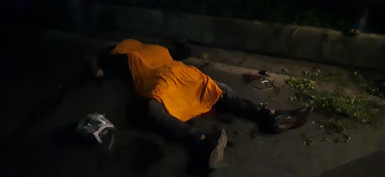 सांड से टकराकर बाइक सवार की मौत, मौके पर सांड की भी हो गयी मौत