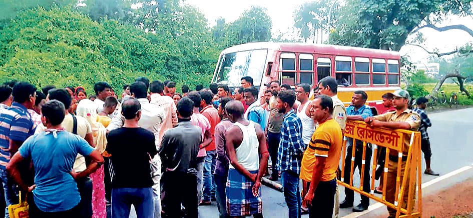 बेकाबू डंपर के धक्के से गर्भवती महिला व बेटी जख्मी