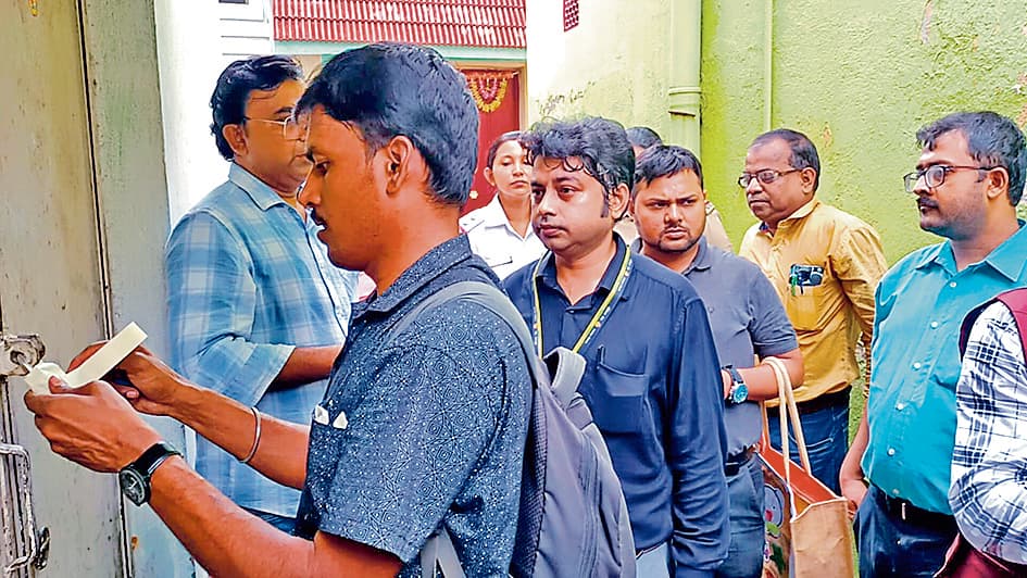 ऋण नहीं चुकाने से घर पर बैंक ने कर लिया कब्जा