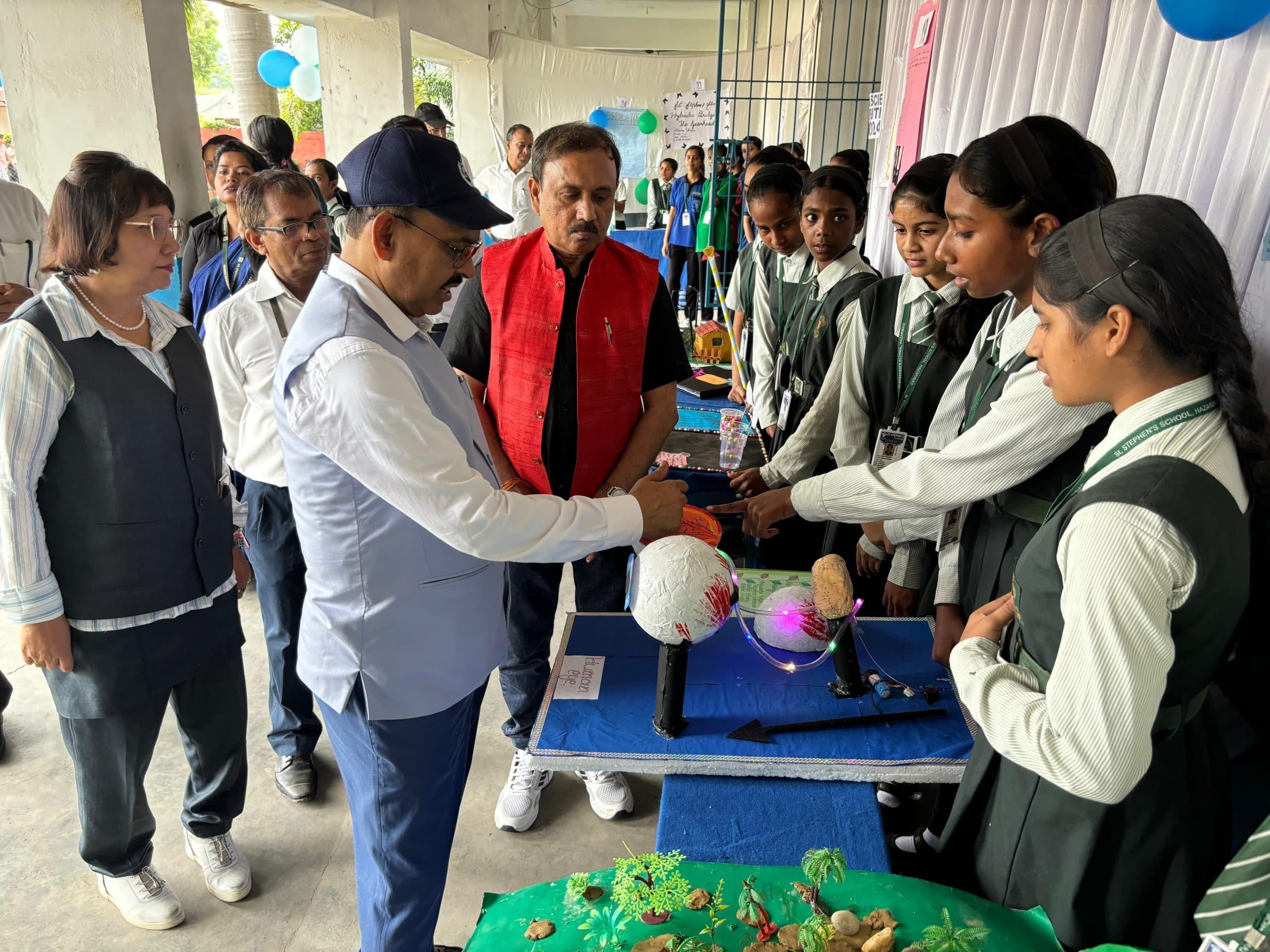 संत स्टीफेंस स्कूल में लगी वार्षिक विज्ञान प्रदर्शनी