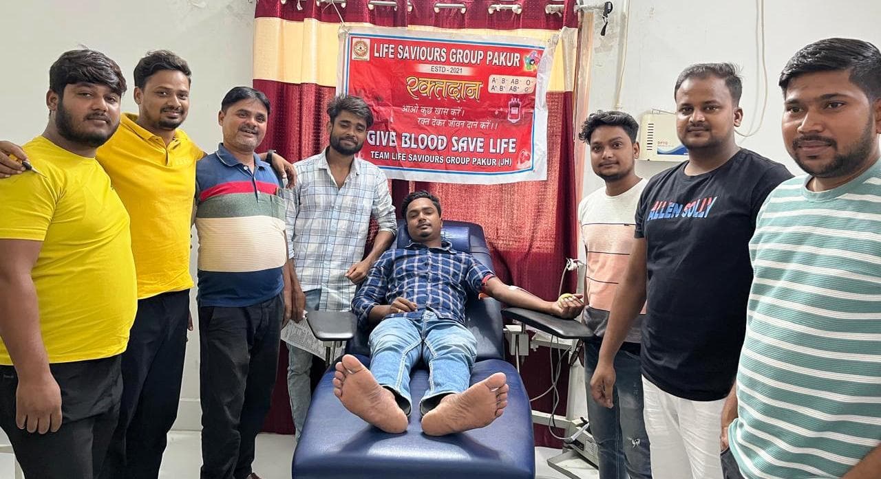 लाइफ सेवियर्स समूह के दो सदस्यों ने रक्तदान कर दो लोगों की बचायी जान