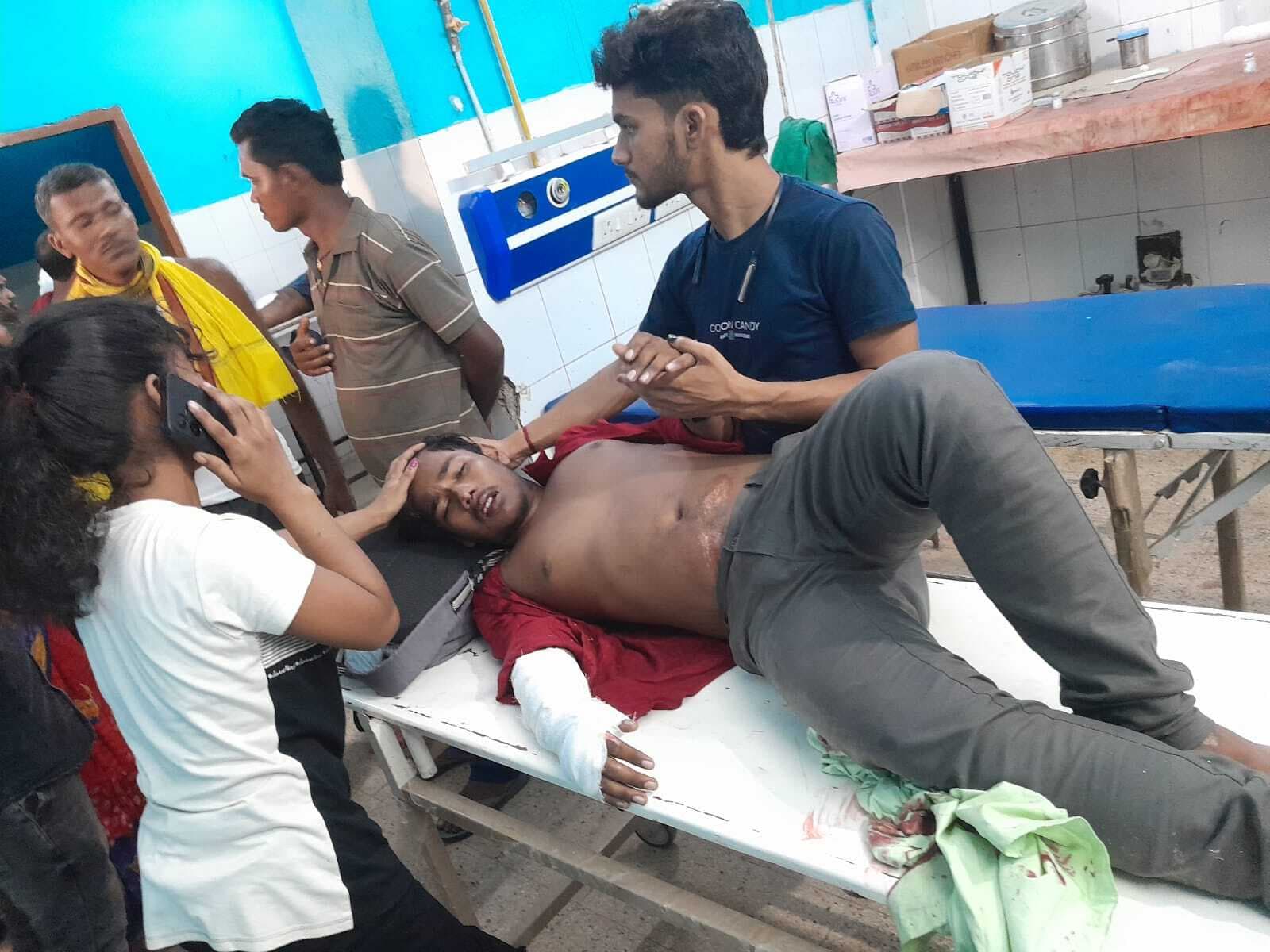 दो बाइक की सीधी टक्कर में तीन जख्मी, दो की हालत गंभीर