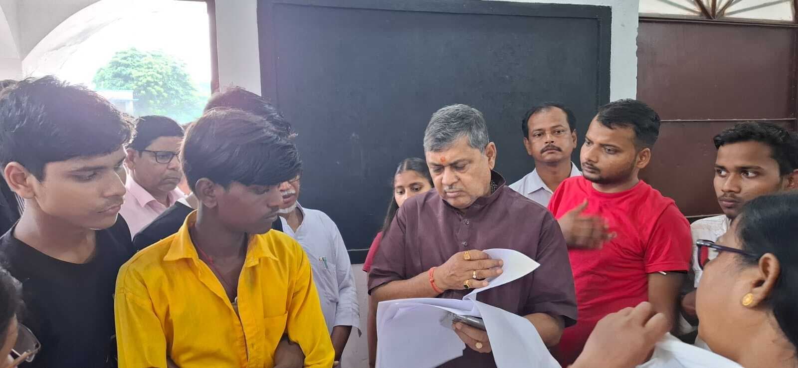 विद्यालय प्रबंध समिति की बैठक में लिये गये कई फैसले