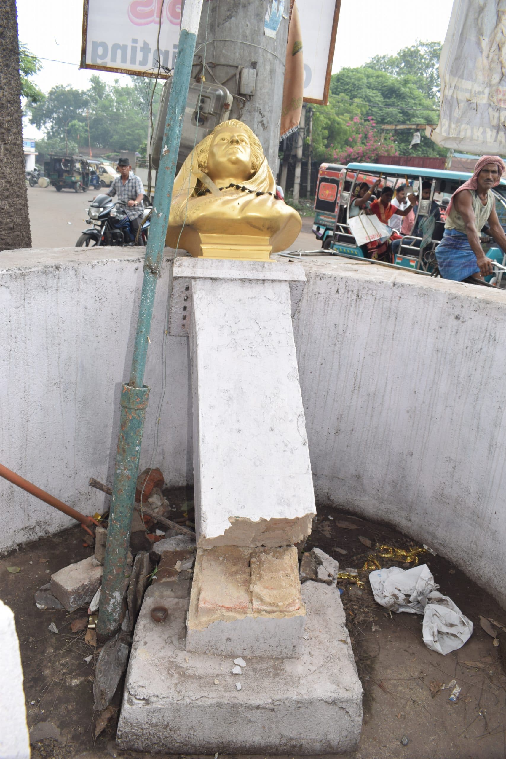 झरिया में पूर्व पीएम इंदिरा गांधी की प्रतिमा को असामाजिक तत्वों ने किया खंडित, सड़क पर उतरे कांग्रेसी