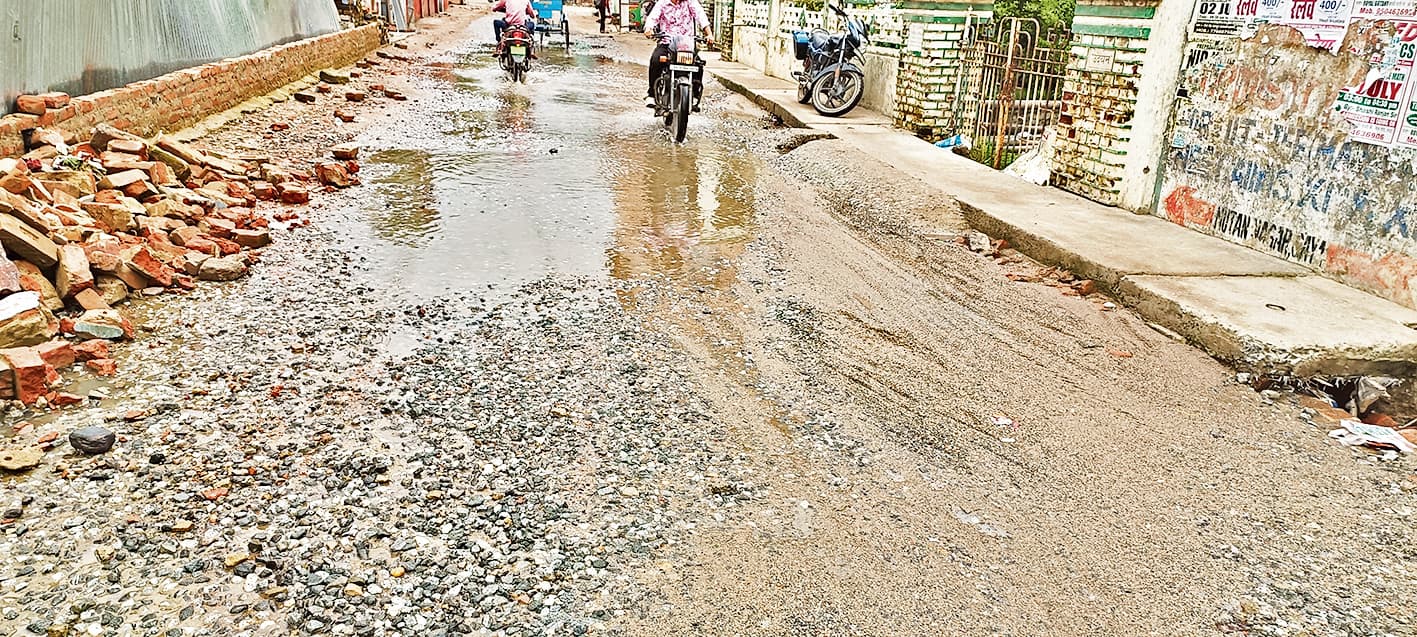 पहली बरसात में ही न्यू एरिया में रोड से उखड़ने लगी गिट्टी