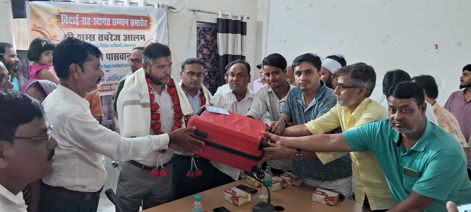 तबादले के बाद समारोह आयोजित कर बीडीओ को दी गई विदाई