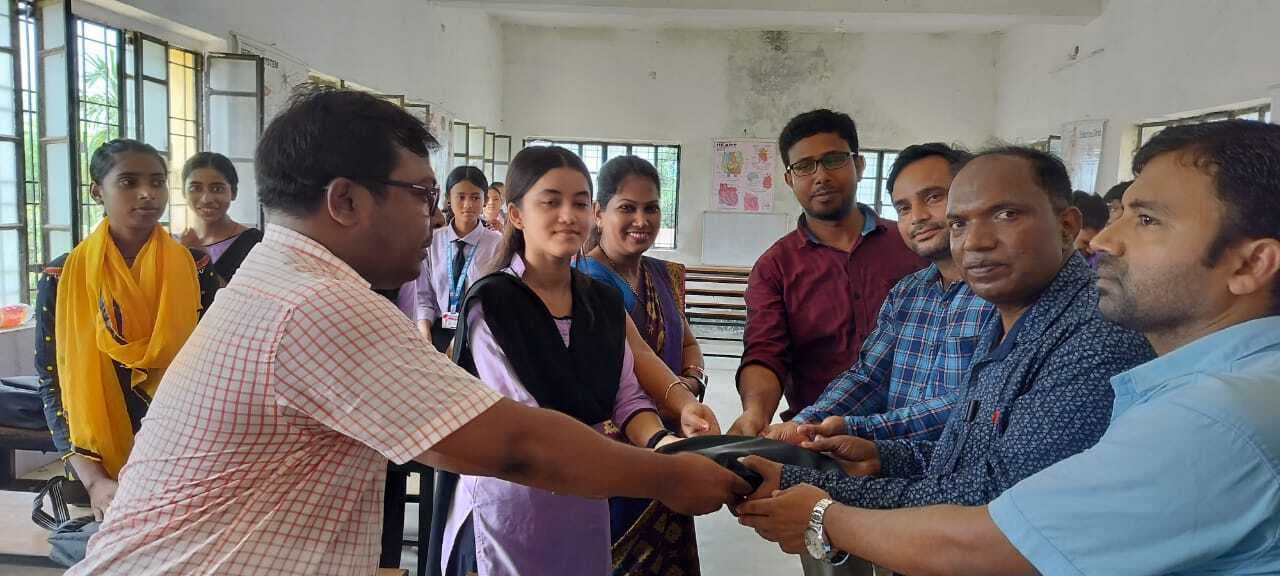 उमावि गलगलिया में छात्र-छात्राओं के बीच बैग व एफएलएन किट का किया वितरण