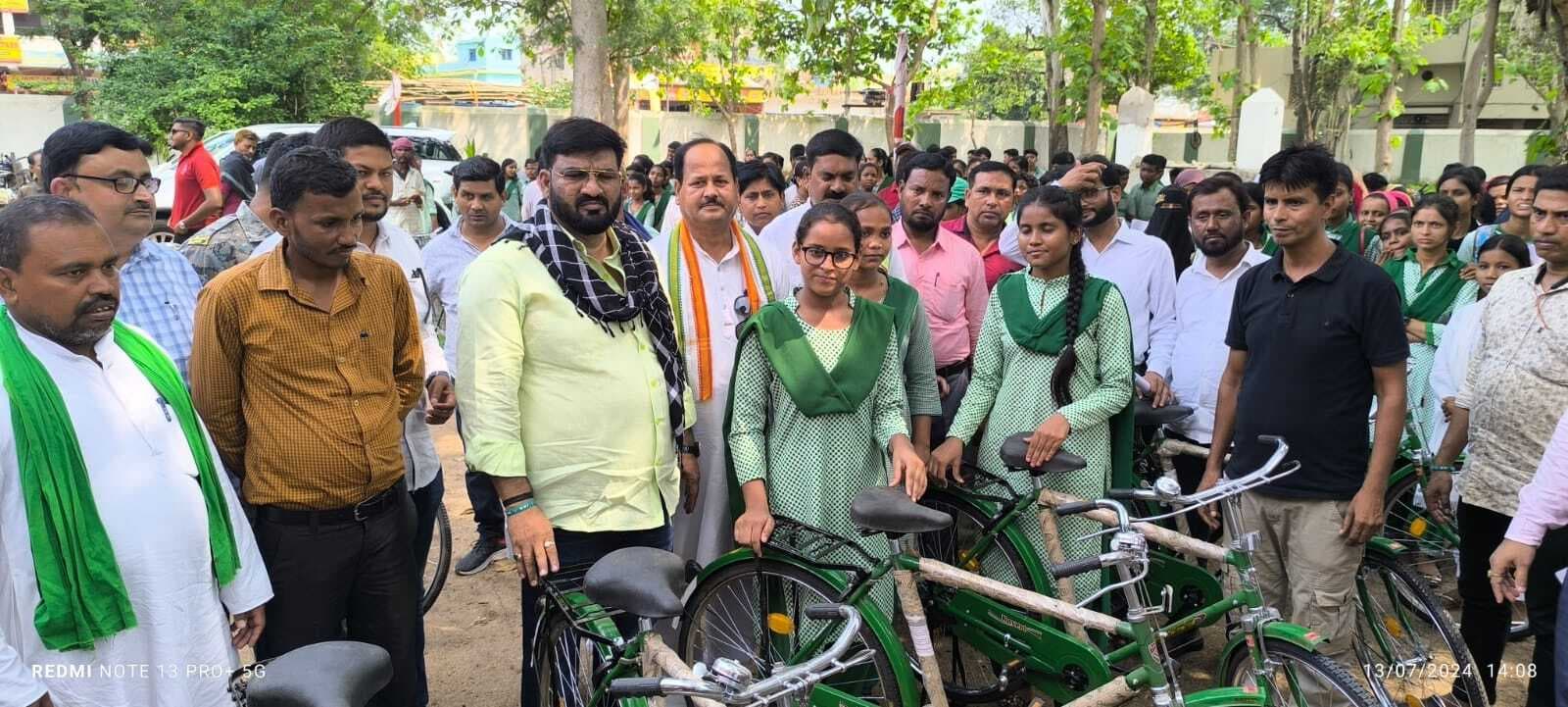 297 छात्र-छात्राओं के बीच मंत्री हफीजुल ने किया साइकिल का वितरण