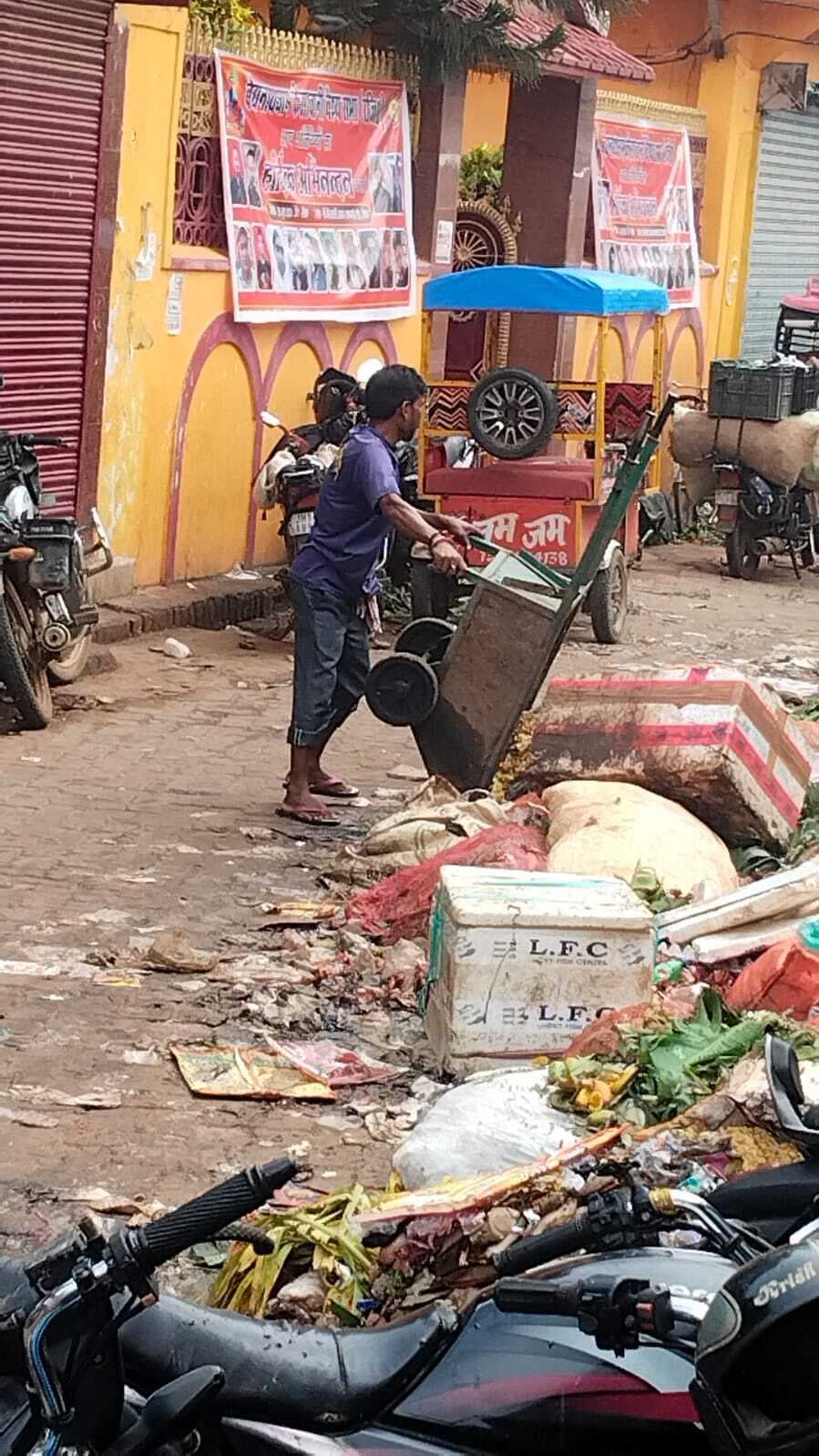होटल-रेस्टोरेंट से कचरा उठाकर सड़क पर फेंक रहे निगम के सफाईकर्मी