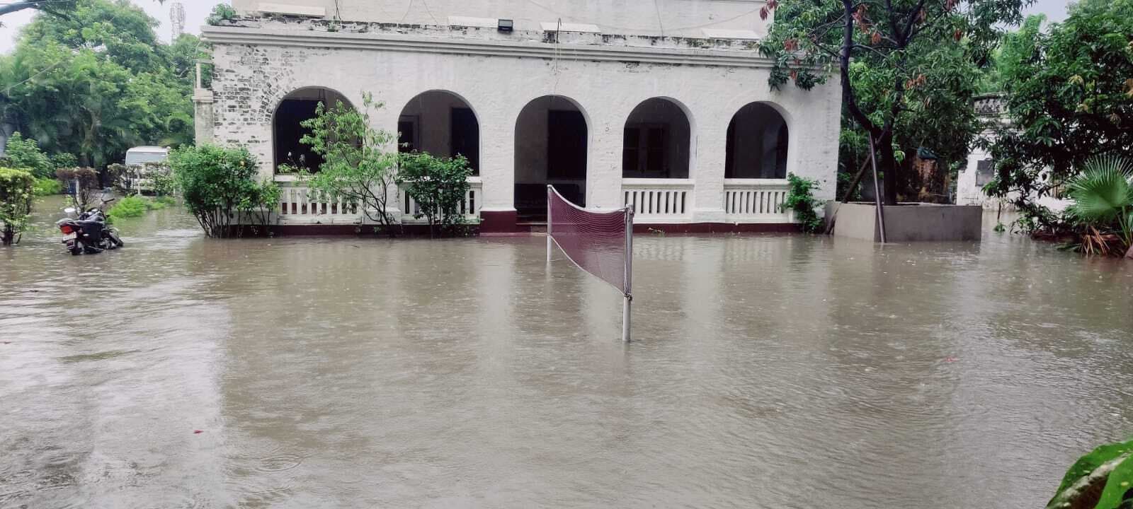 चीनी मिल, अस्पताल, स्कूल, पोस्ट आफिस, प्रखंड कार्यालय समेत बीडीओ सीओ आवास में घुसा पानी
