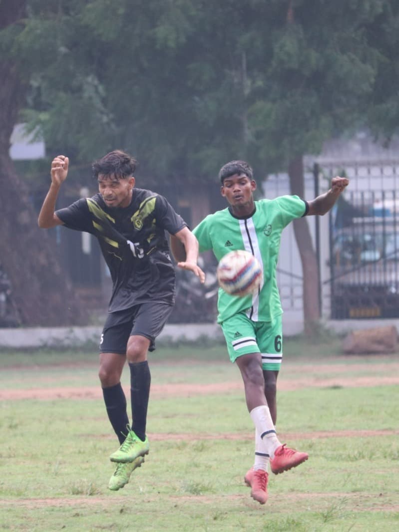 अंबेडकर फुटबॉल क्लब व आदिवासी ऋतुइ की टीमें जीतीं