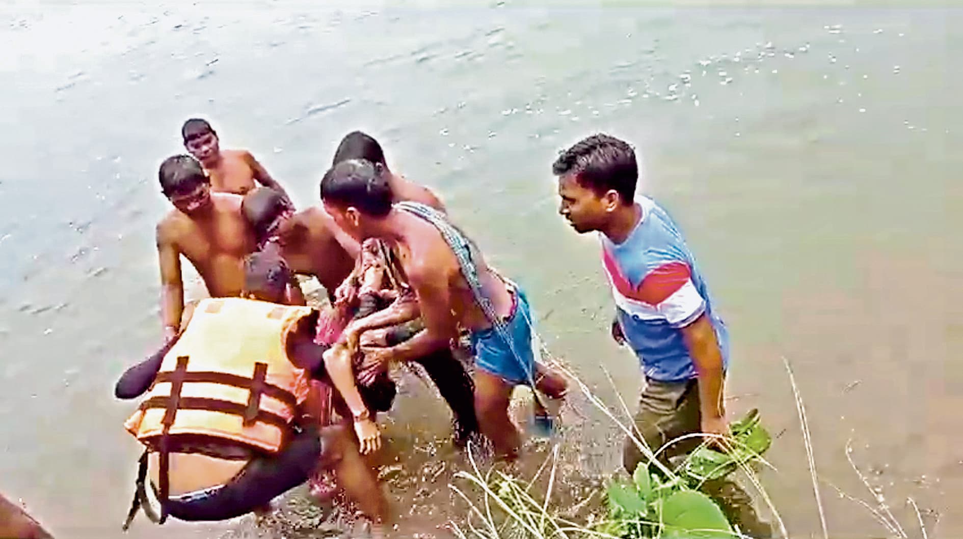 सेल्फी लेने के चक्कर में एक युवती की डूबने से मौत, दूसरी अब तक लापता