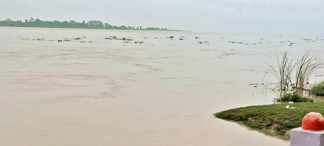 जिले में गंगा और घाघारा उफान पर, गडंक ने खतरे के निशान को किया पार