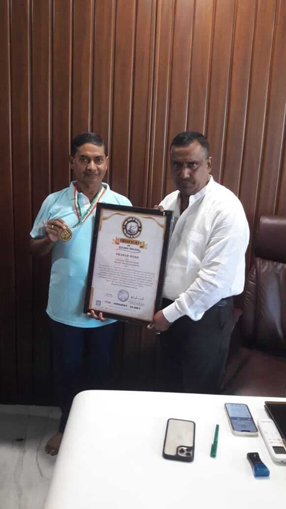 स्वास्थ्य मंत्री बन्ना गुप्ता ने योग गुरु प्रणव नाहा को किया सम्मामित