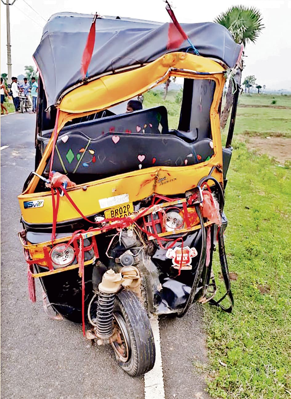 ऑटो और मैजिक वाहन की टक्कर, चार लोग हुए घायल