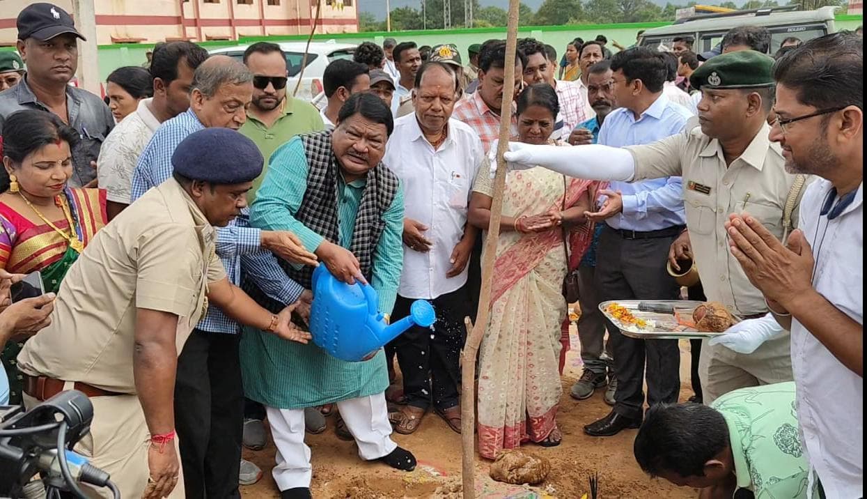पर्यावरण की रक्षा को ज्यादा से ज्यादा पौधे लगायें शहरवासी : जुएल ओराम