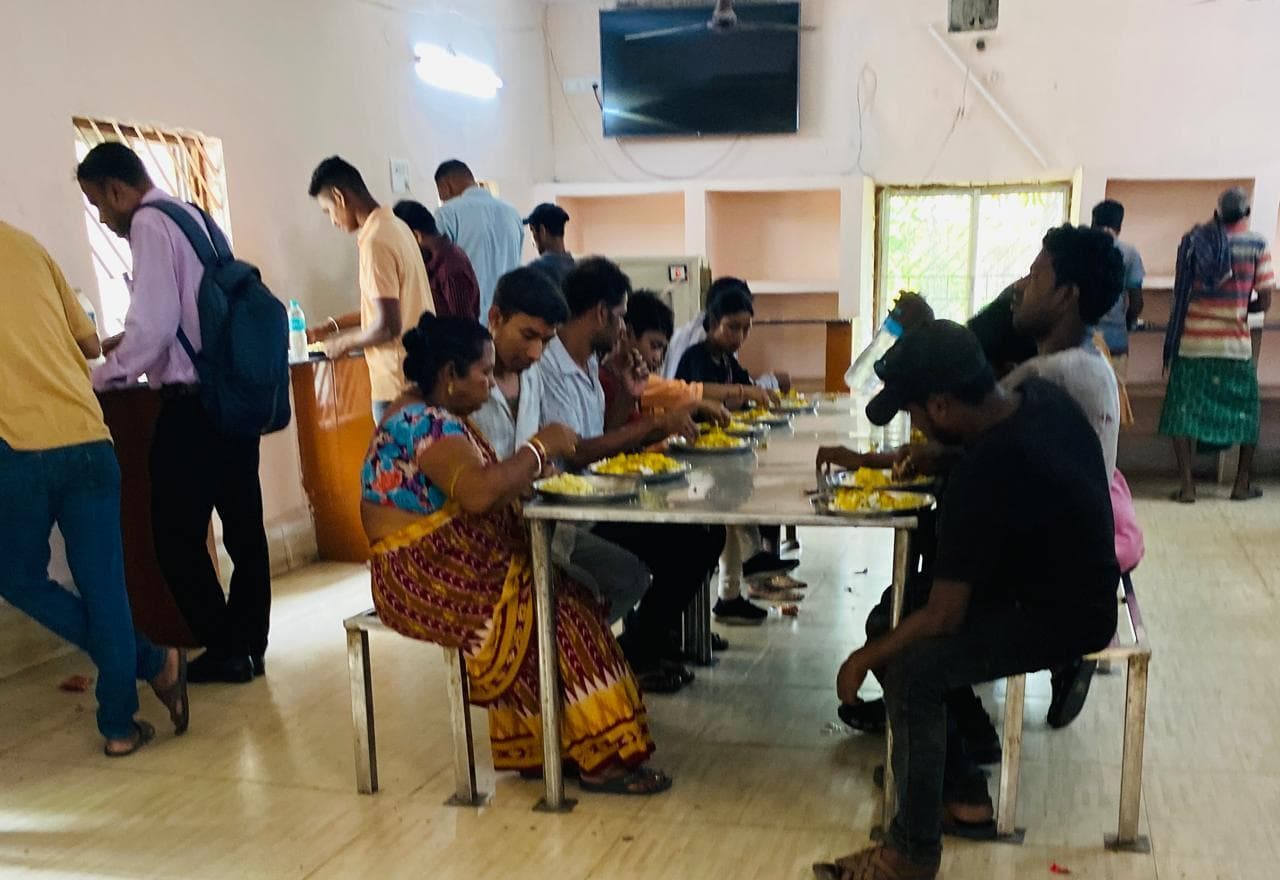 महंगाई : आहार केंद्र में 23 रुपये प्रति थाली की दर पर खाना खिलाना हुआ मुश्किल