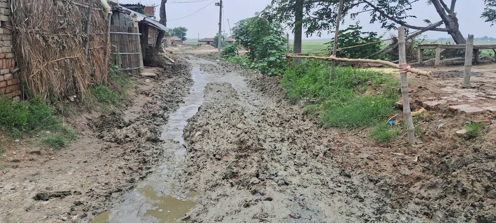 चलने लायक नहीं रह गयी केतुका दक्षिणबाड़ी टोल की सड़क, घर से निकलना मुश्किल