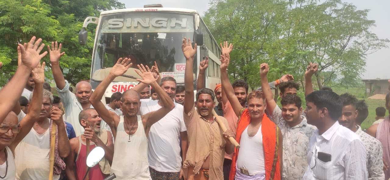 स्यूलिस गेट का निर्माण पूरा न होने से सड़क पर उतरे किसान