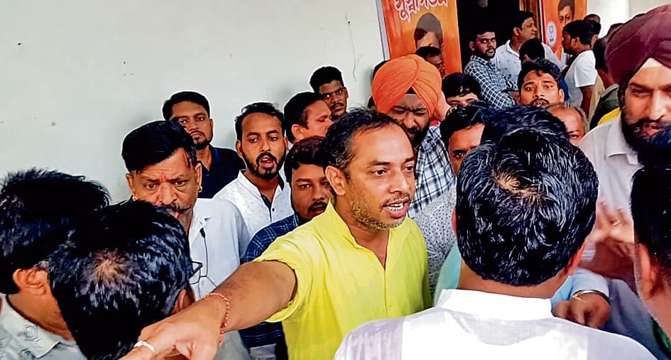 दिलीप व सुकांत के सामने ही भिड़े भाजपा समर्थक