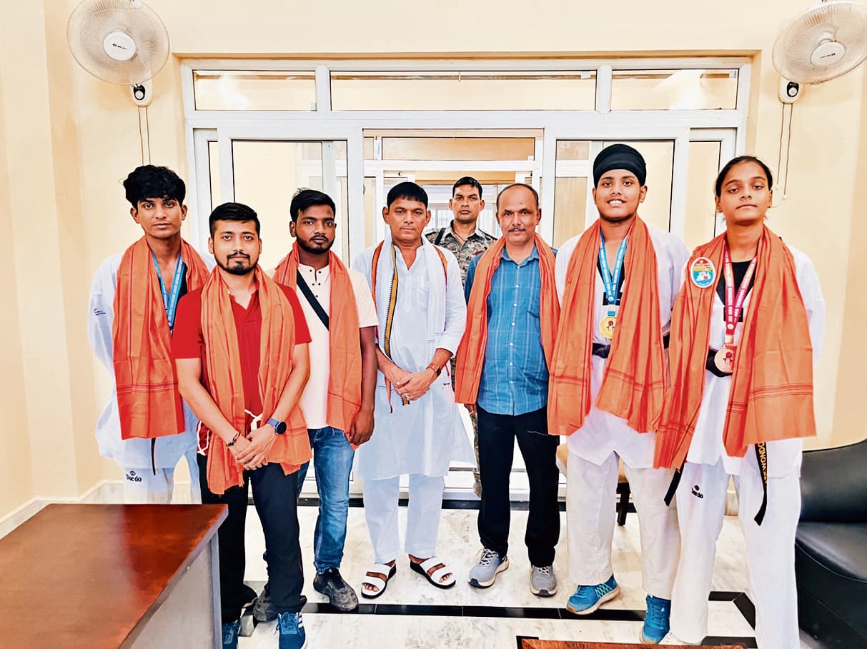 राष्ट्रीय ताइक्वांडो प्रतियोगिता में पदक जीतने वाले खिलाड़ी खेल मंत्री से मिले