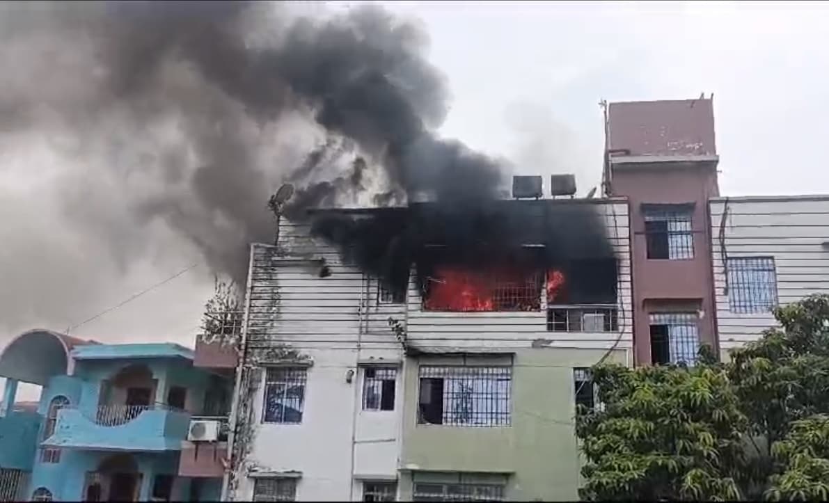 सुपर सिटी एनक्लेव में भीषण आग, बिल्डर की मौत