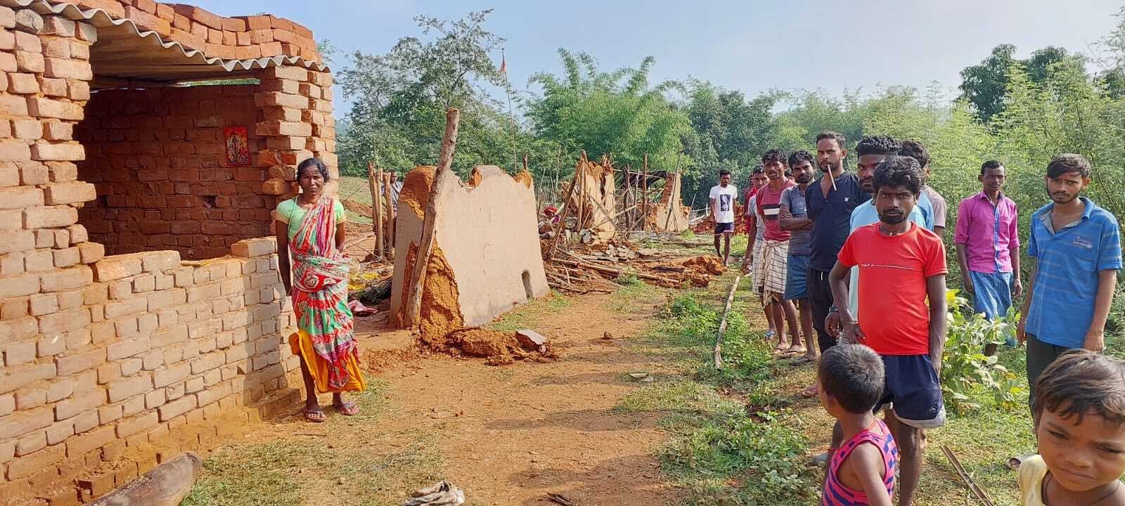 बरवाअड्डा के तीन गांवों में हाथियों के झुंड ने मचाया उत्पात, चार घर ढाहे