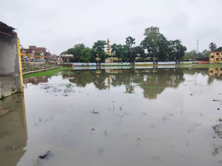 बारिश के बाद सिमरी के एकमात्र खेल मैदान में फैला पानी, बदतर हालत