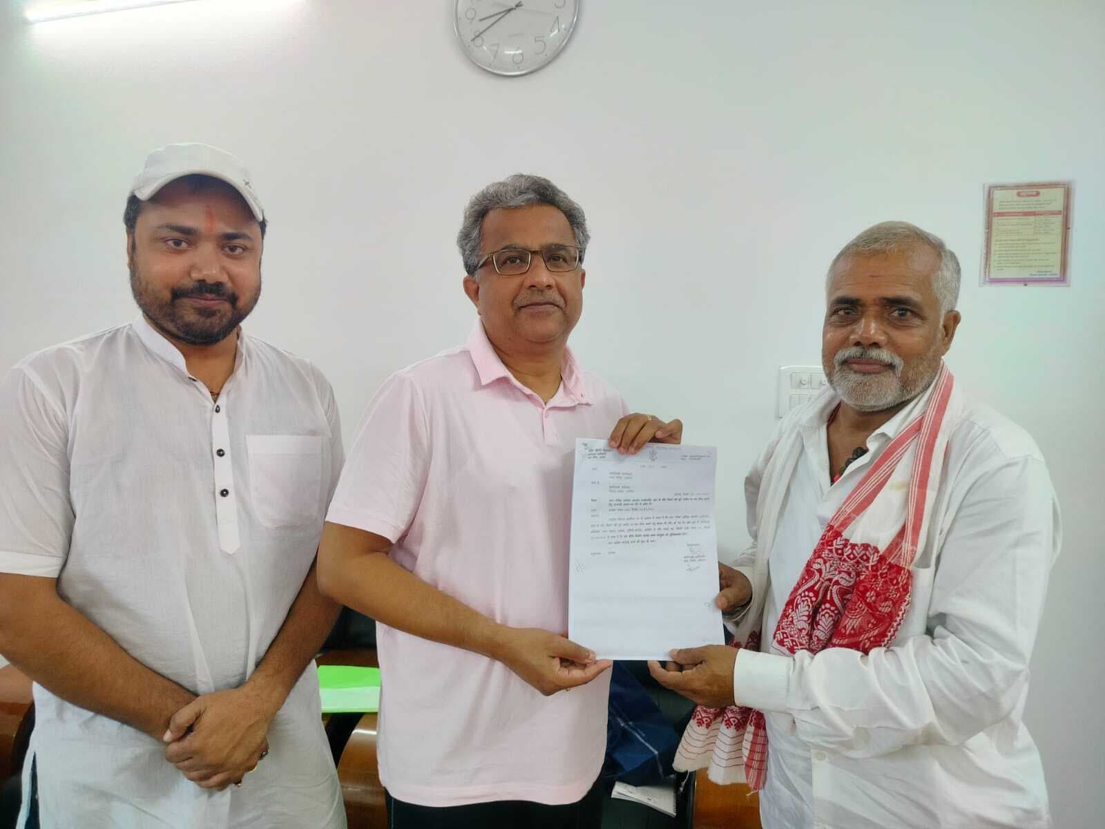 बस स्टैंड के निर्माण में जमीन के एनओसी की मांग को लेकर प्रभारी मंत्री से मिले मुख्य पार्षद