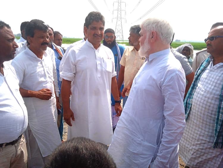 सांसद, विधायक व पूर्व विधायक ने लिया नदी कटाव का जायजा